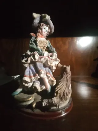 Figura decorativa mujer con perro