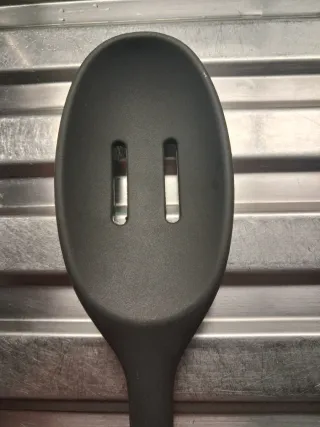 Mestolo forato in silicone nero