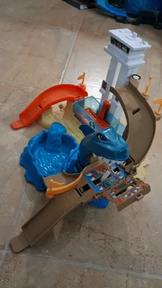 Pista Hot Wheels Tiburón y Cascada