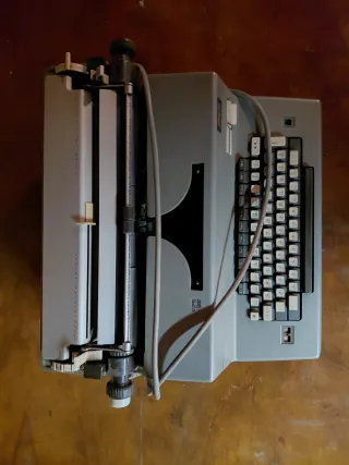 Máquina de escribir eléctrica antigua BER-COM