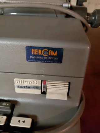 Máquina de escribir eléctrica antigua BER-COM