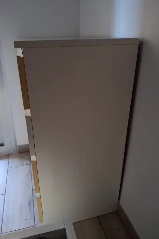 Cómoda beige y blanca