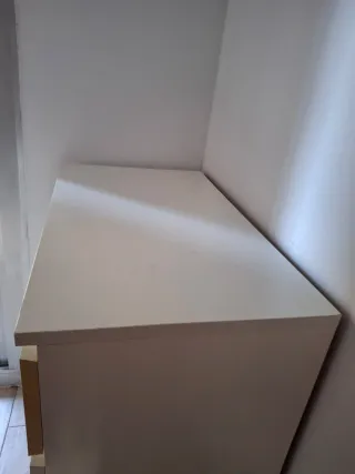 Cómoda beige y blanca