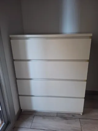 Cómoda beige y blanca