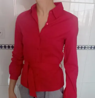 Camisa roja con cinturón Talla S