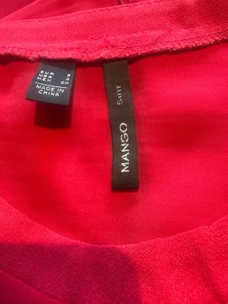 Chaqueta negra con botones de perla.