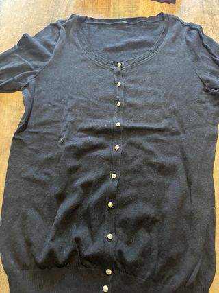 Chaqueta negra con botones de perla.