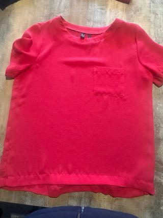 Chaqueta negra con botones de perla.