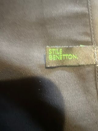 Chaqueta negra con botones de perla.