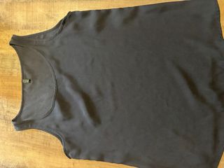 Chaqueta negra con botones de perla.