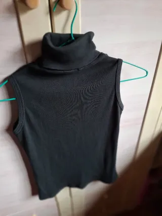 Camiseta sin mangas TRF cuello alto negra