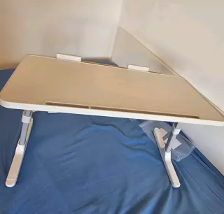 Mesa de cama plegable y ajustable, está como nuevo