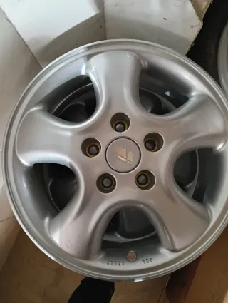 Llantas 15 Pulgadas 5 tornillos (4 Unidades) nuev