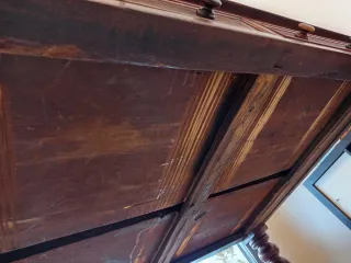 Mesa de escritorio antigua de madera y cuero