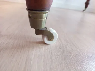 Mesa de escritorio antigua de madera y cuero