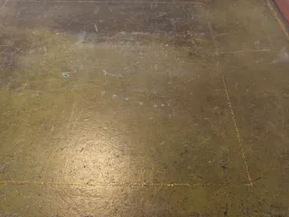 Mesa de escritorio antigua de madera y cuero