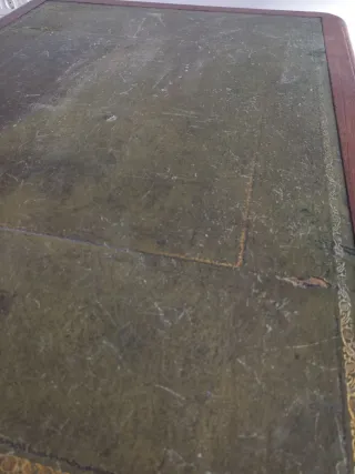 Mesa de escritorio antigua de madera y cuero