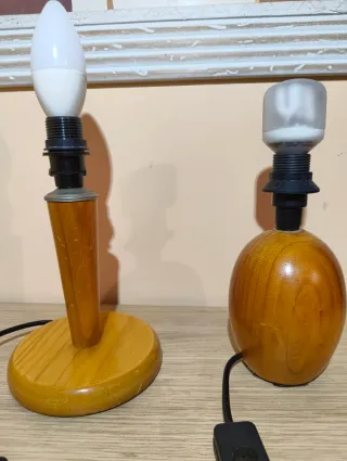 2 lámparas de mesa en madera.