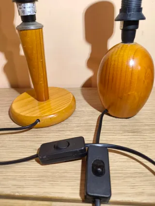 2 lámparas de mesa en madera.