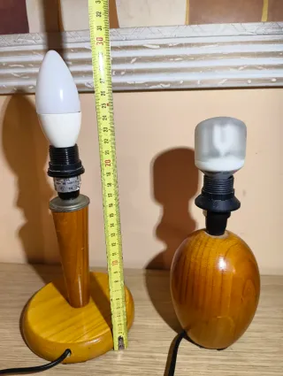 2 lámparas de mesa en madera.