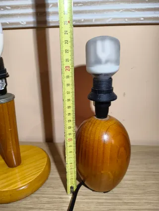 2 lámparas de mesa en madera.