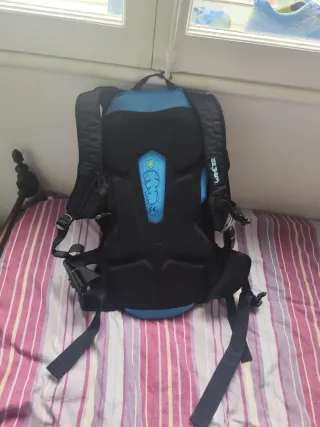Mochila con protección para espaldera