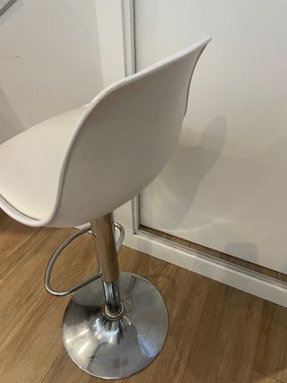 Taburete elevable blanco y beige