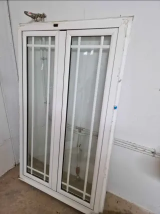 Ventana blanca 124× 114