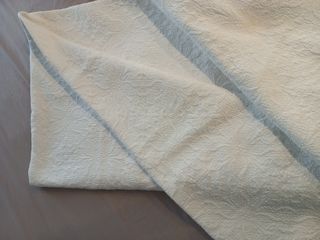 Colcha blanca texturizada