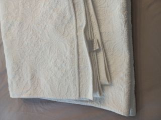Colcha blanca texturizada