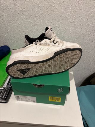 Zapatillas Adidas Blancas y Negras Talla 39.5