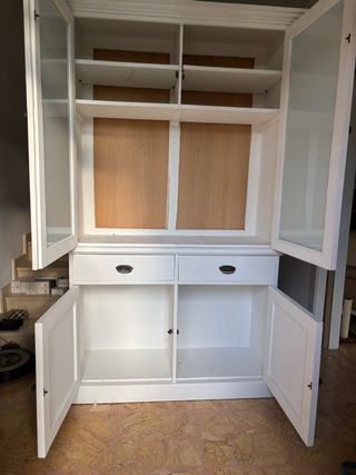 Armario blanco roto con puertas de cristal