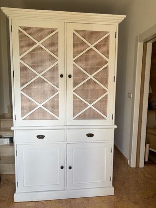 Armario blanco roto con puertas de cristal