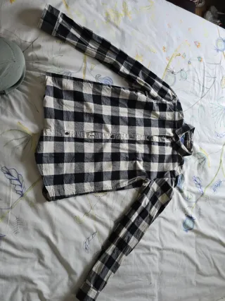 Camisa de cuadros blancos, negros y grises