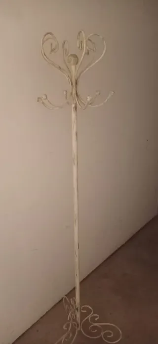 Cabecero y perchero de metal