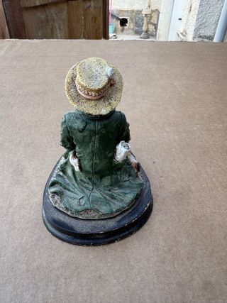 Figura hombre sentado con perro