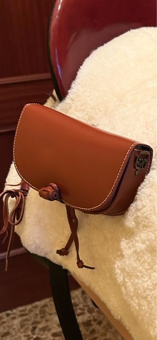 Bolso de cuero, color avellana.