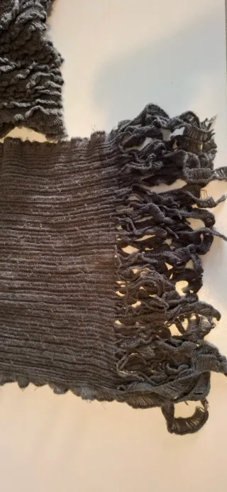 Sciarpa grigia lavorata a coste