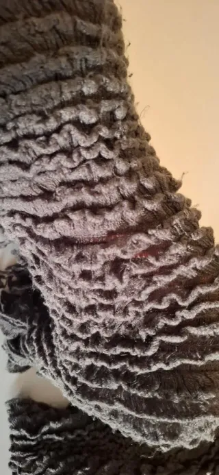 Sciarpa grigia lavorata a coste