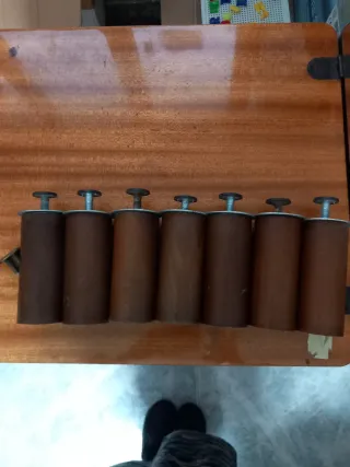 Gambe per mobili in legno in buone condizioni.