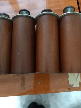 Gambe per mobili in legno in buone condizioni.