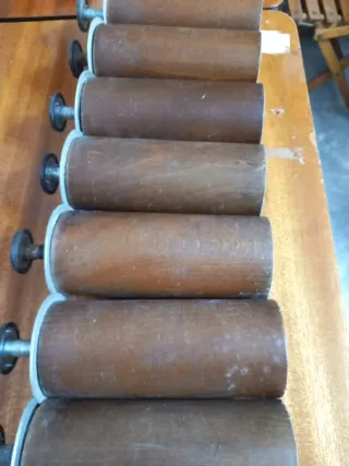 Gambe per mobili in legno in buone condizioni.