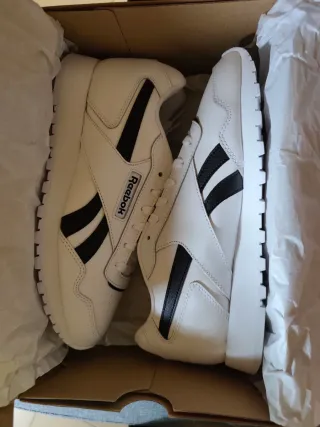 Reebok Clásicas Blancas y Negras nuevas