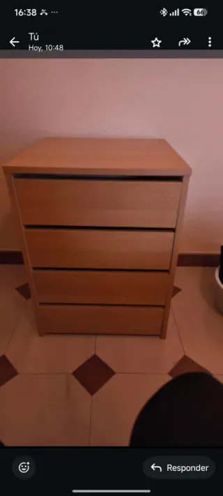 Cómoda marrón clara de madera