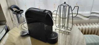 Cafetera Nespresso y soporte cápsulas