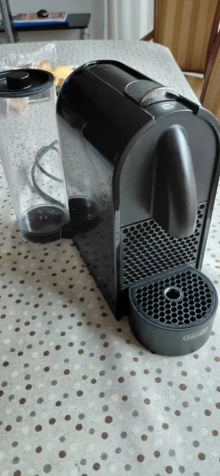 Cafetera Nespresso y soporte cápsulas