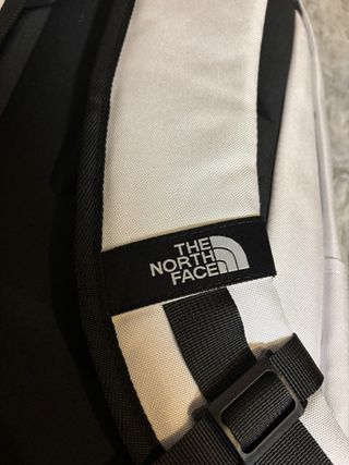 Mochila The North Face Blanca y Negra