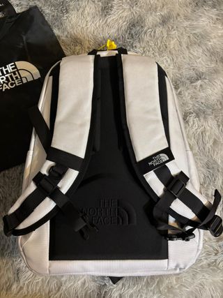 Mochila The North Face Blanca y Negra