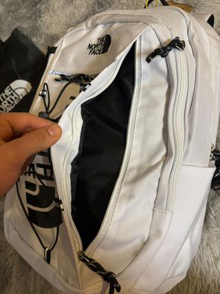 Mochila The North Face Blanca y Negra