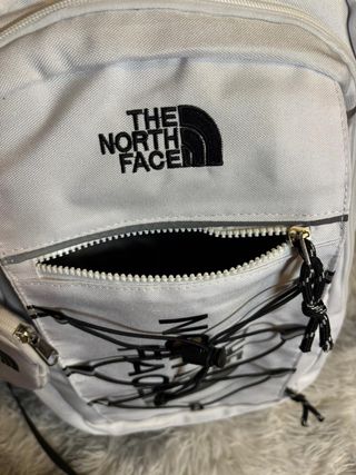 Mochila The North Face Blanca y Negra